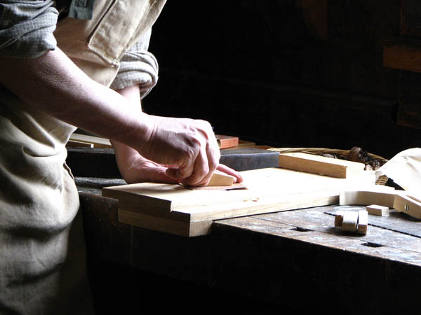 Nacemos de la influencia y formación  heredada en el sector de la <strong>carpintería de madera y ebanistería  en Legaria.</strong>